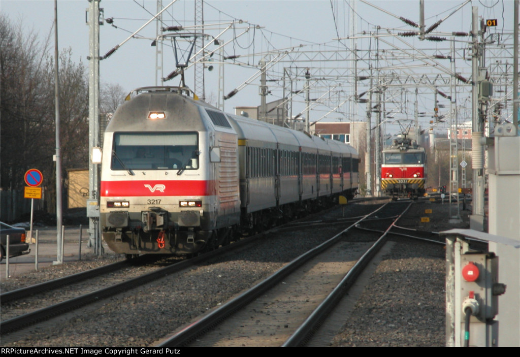 e/b led by VR Sr2 #3217 on Track #5 & e/b VRSr1 #3031 light on Track #6